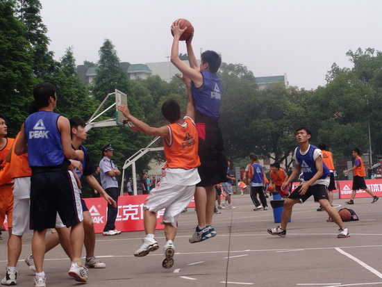 他保持与时